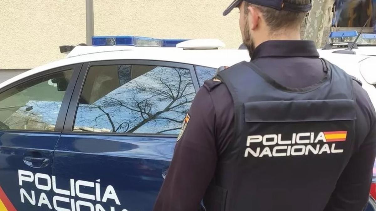 Un agente de la Policía Nacional