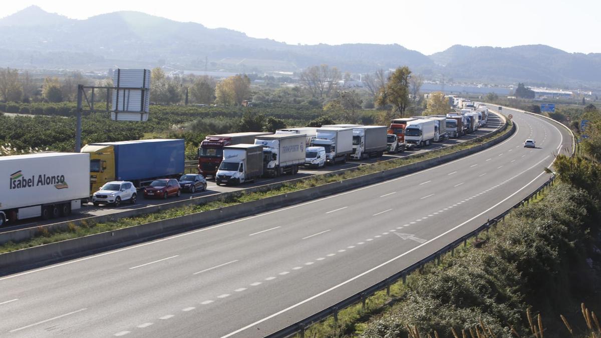 Accidente en la A-7: gran atasco al arder un camión de pintura en Alberic.