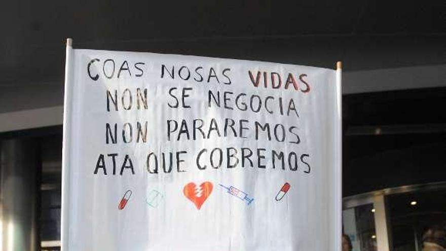 Afectados por preferentes de A Coruña, en la protesta de ayer. / 13fotos