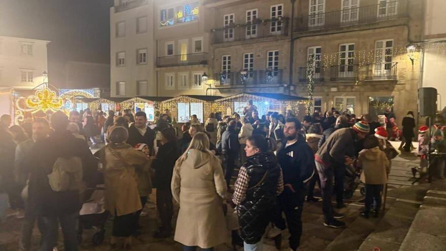 Asistentes á inauguración do Mercado de Nadal de Noia, onte. | CEDIDA