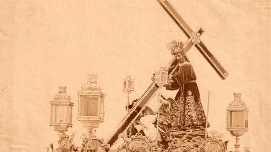 ¿Por qué el Nazareno del Silencio lleva la cruz al revés? Así es el secreto de La Madrugá de Sevilla