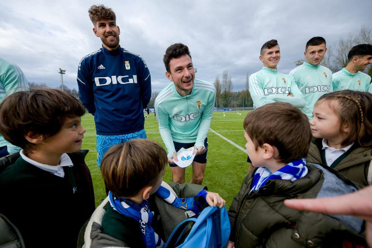 Borja Sánchez recibe un dibujo.