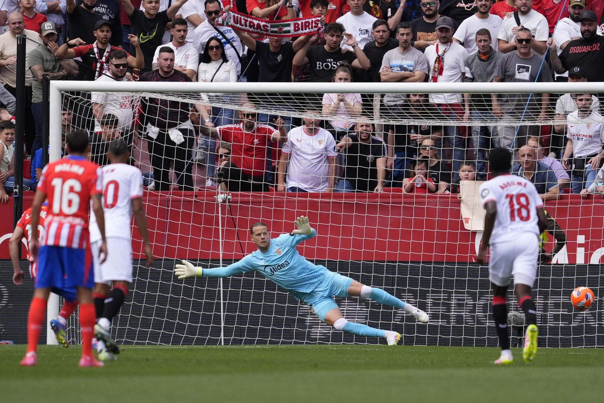Julian Alvarez of Atletico de Madrid shoots for goal during the Spanish League, LaLiga EA Sports, football match played between Sevilla FC and Atletico de Madrid at Ramon Sanchez Pizjuan stadium on April 06, 2025, in Madrid, Spain. AFP7 06/04/2025 ONLY FOR USE IN SPAIN. Joaquin Corchero / AFP7 / Europa Press;2025;SOCCER;SPAIN;SPORT;ZSOCCER;ZSPORT;Sevilla FC v Atletico de Madrid - LaLiga EA Sports;