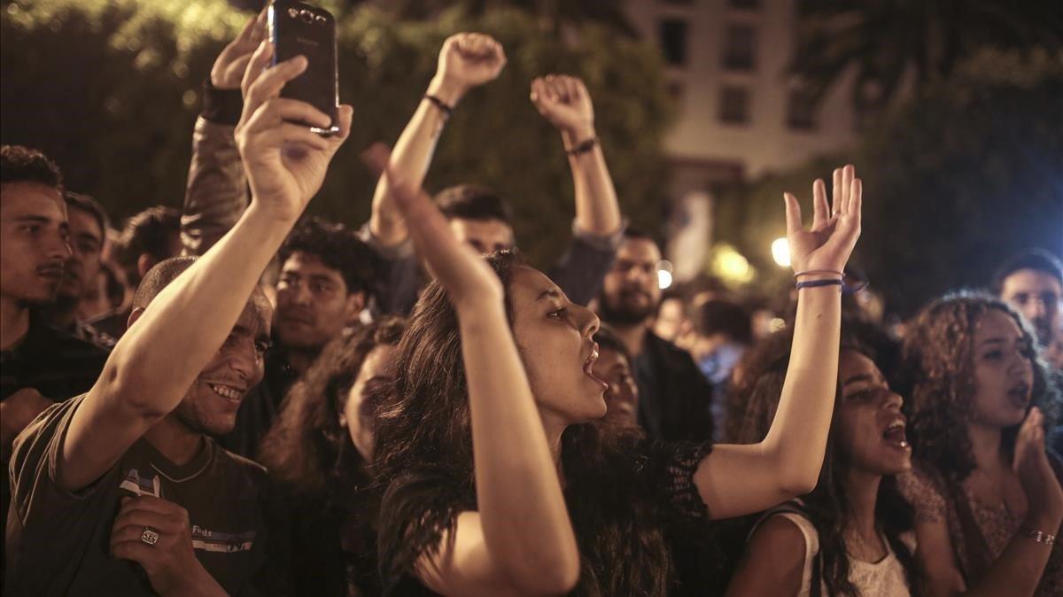 Jóvenes marroquís en una manifestación.