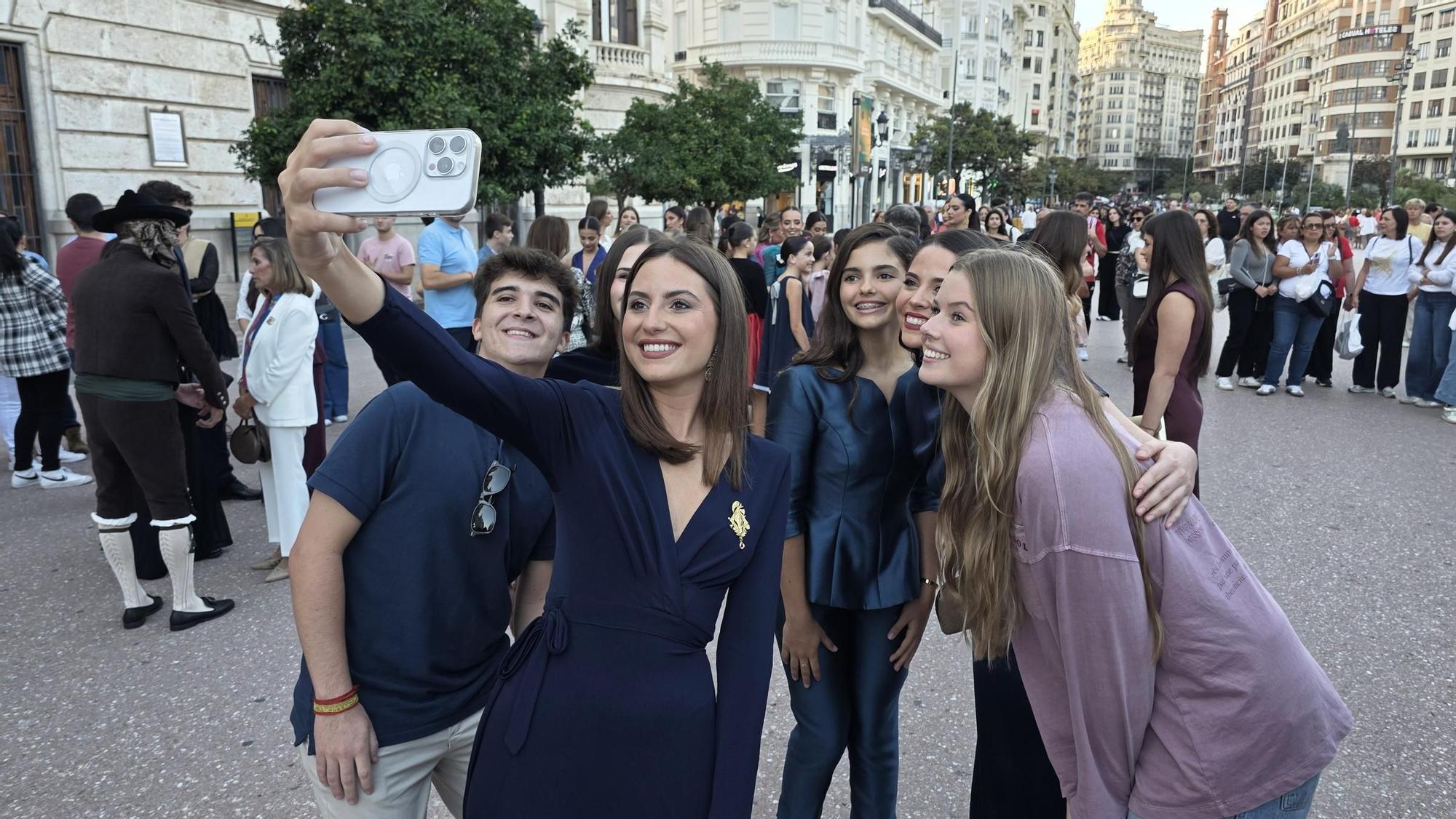 Un selfi con falleras mayores