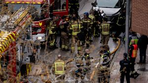 Varios bomberos trabajan en el lugar de los hechos, a 2 de abril de 2025, en Alcorcón, Madrid