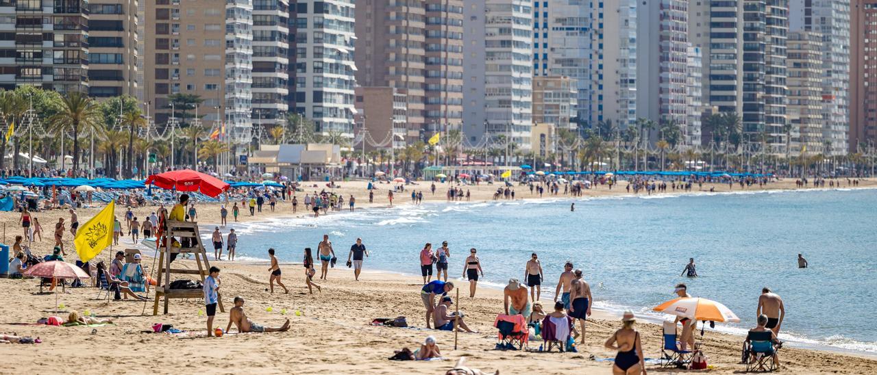 Turistas paseando por la playa de Levante de Benidorm esta semana