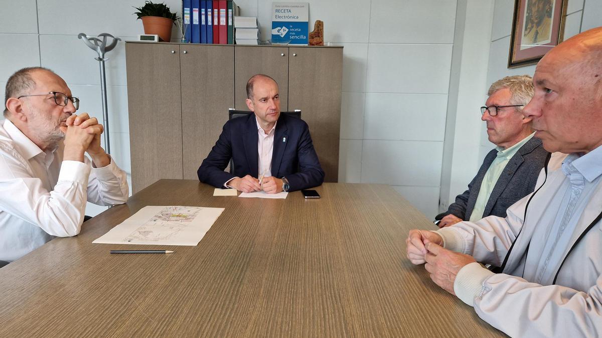 Por la izquierda, el jefe del Servicio de Obras de la Consejería de Salud, Jesús Menéndez; el viceconsejero de Política Sanitaria, Pablo García; el concejal de Sanidad del Ayuntamiento de Castropol, Julio Martínez, y el alcalde de Castropol, Francisco Javier Vinjoy.