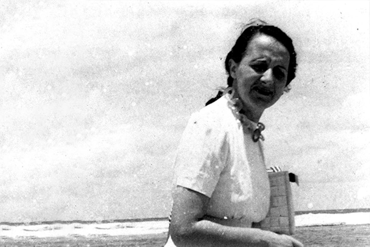 María Zambrano se sentía muy identificada con Antígona, pues ambas fueron víctimas de circunstancias políticas que marcaron sus vidas
