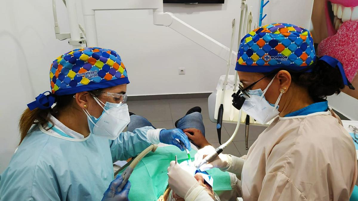 Karen y Ada aplican un tratamiento a un paciente en Very Dent&#039;s