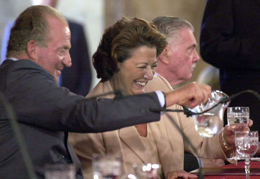 El rey emérito sirve agua a Rita Barbera durante el acto de entrega de los premios Jaime I celebrado en la Lonja de Valencia en 2002.