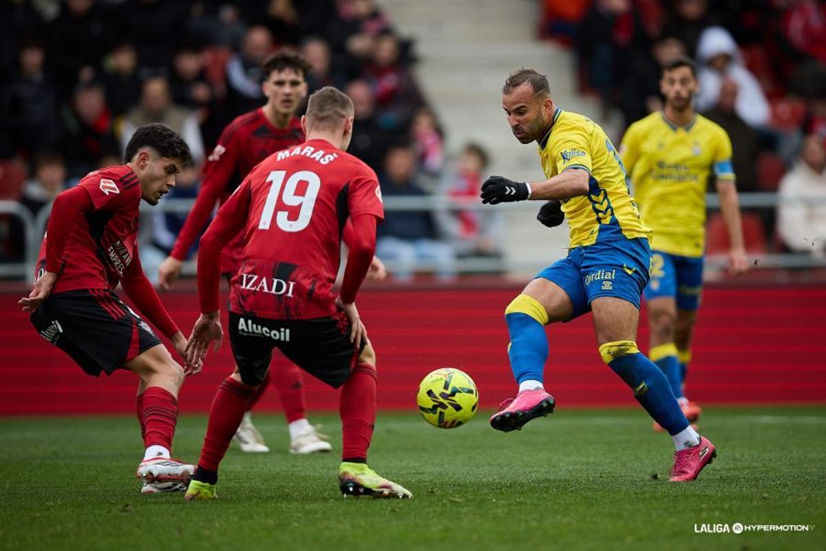 Jesé, trata de buscar a Miyashiro y a Fuster, durante la disputa de la primera parte en Anduva.