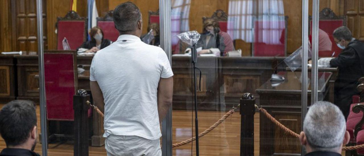 El encausado, en la Audiencia Provincial, ayer.