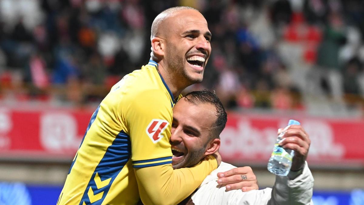 Sandro se abraza con Jesé, ayer, en la foto icónica de la resurrección de León.