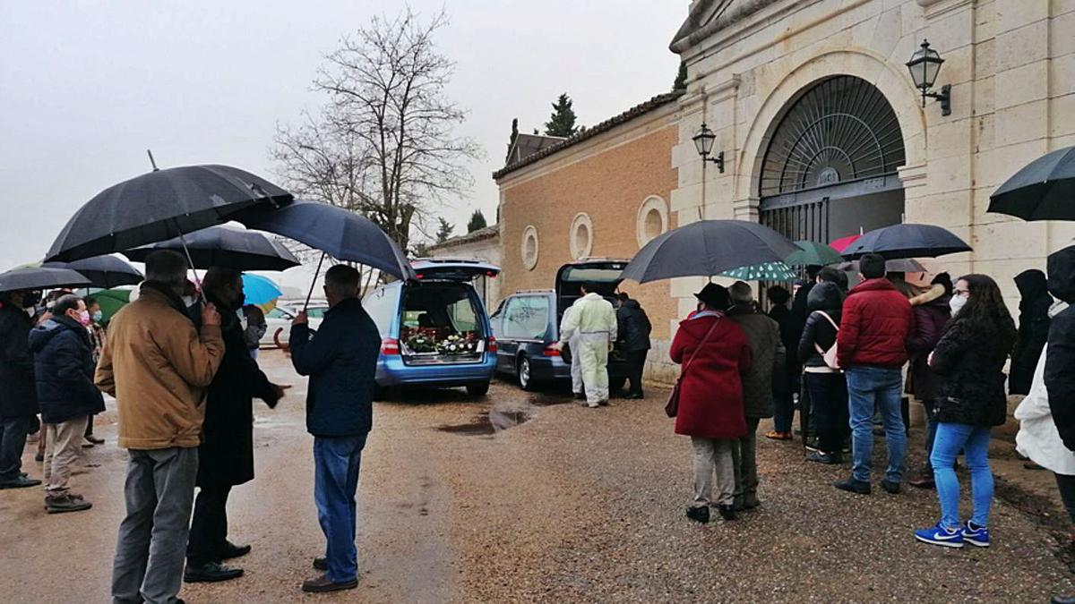 Familiares y amigos reciben a los dos fallecidos en la entrada del cementerio de Toro. | M. J. C.