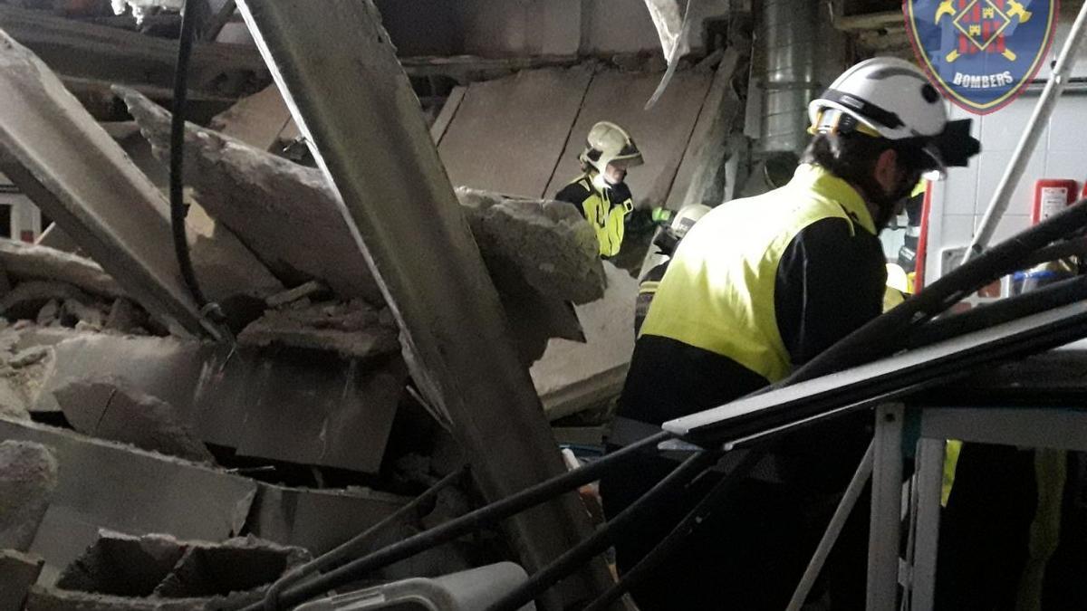 Die Feuerwehr rettete zwei Menschen aus den Trümmern des eingestürzten Hotels.