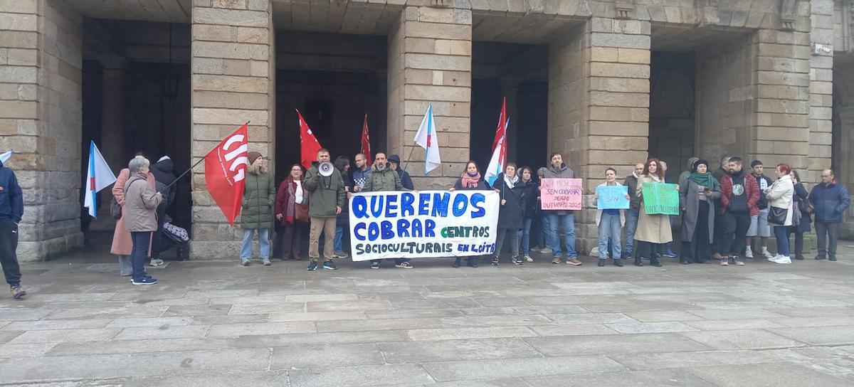 Los trabajadores de los centros socioculturales se manifestaron este jueves en junto al pazo de Raxoi