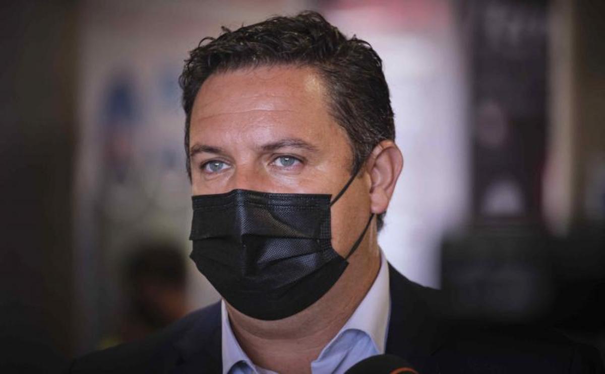 Román Rodríguez visita el Puerto de Los Cristianos