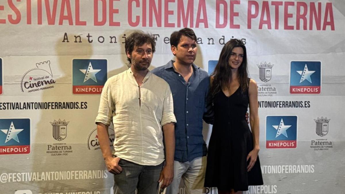 Clara Lago junto al director Santiago Requejo y el actor Raúl Fernández de Pablo en Kinépolis