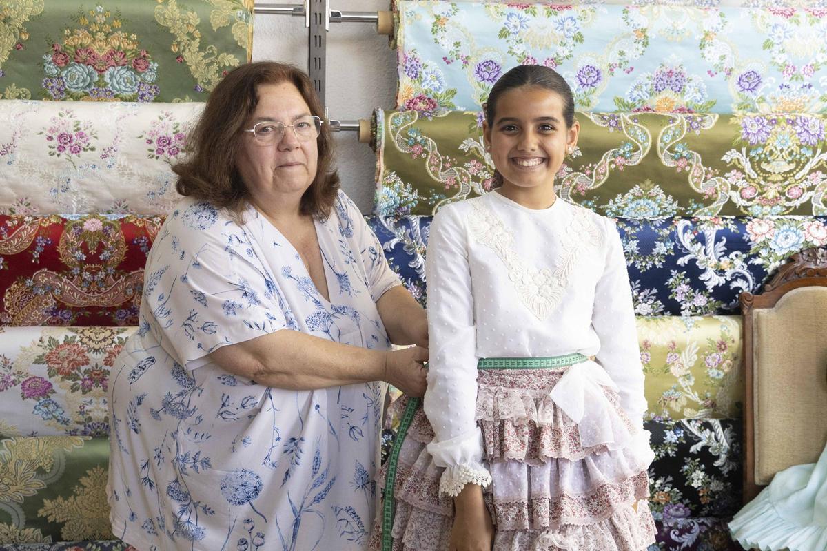 Tradición a medida: la Bellea del Foc Infantil y sus damas inician el camino hacia sus trajes oficiales