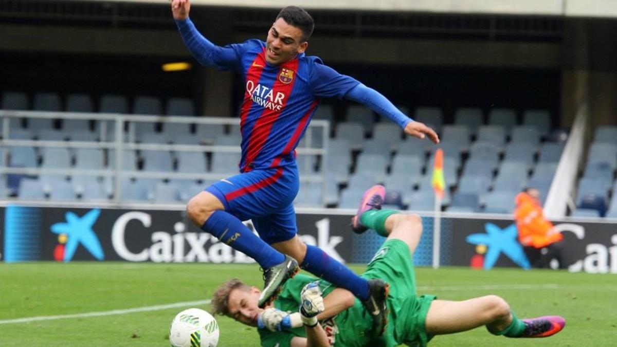 Jugada durante la goleada del Barça B al Eldense