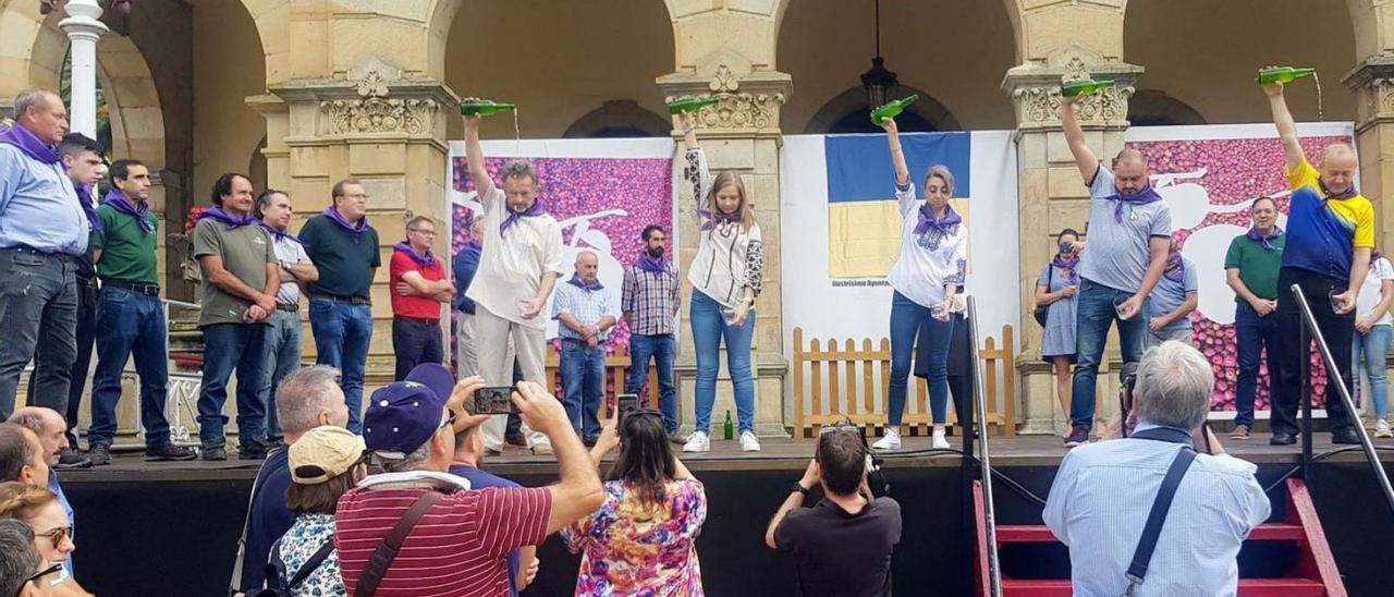 La Fiesta de la Sidra más solidaria repartió cuatro mil litros gratis en  Villaviciosa - La Nueva España