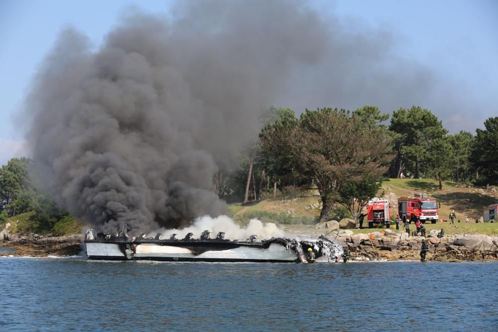 Arde un catamarán de pasajeros en A Toxa