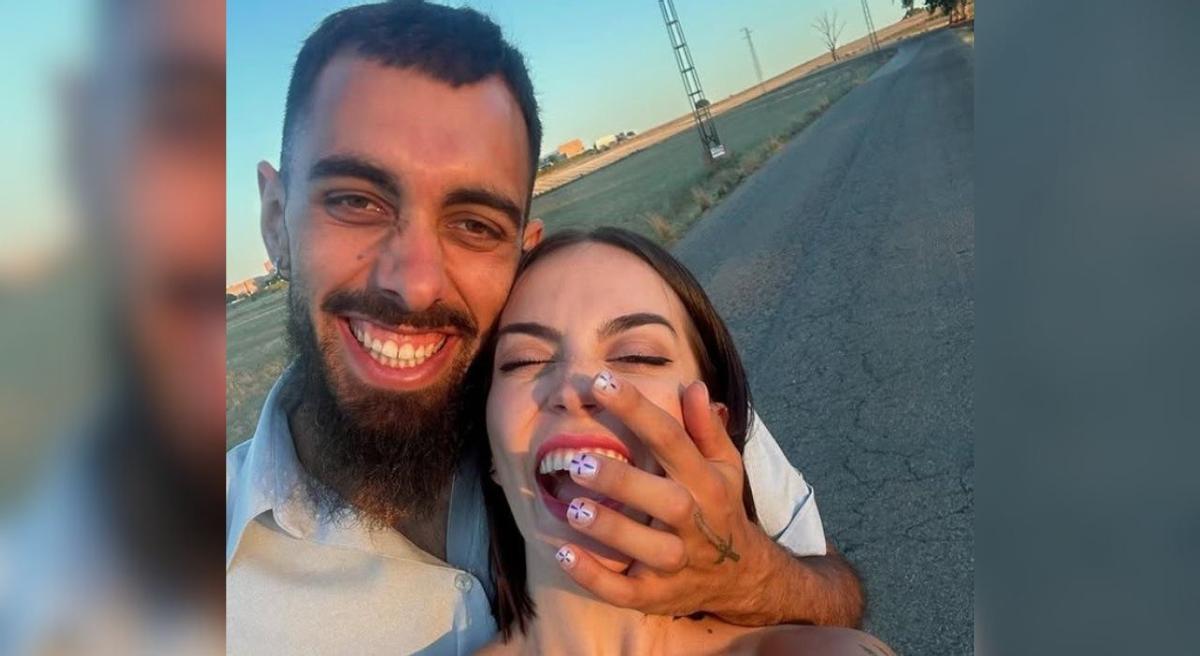 Borja Iglesias con su pareja, María, mostrando sus uñas pintadas en una publicación de su perfil de Instagram.
