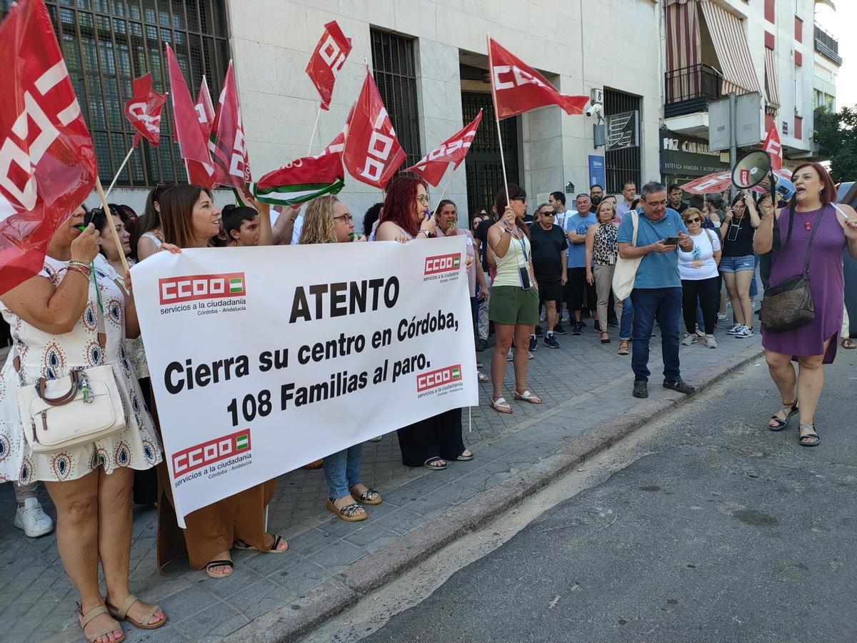 Concentracion de los trabajadores de Atento, este martes, en la sede de la empresa en Córdoba.