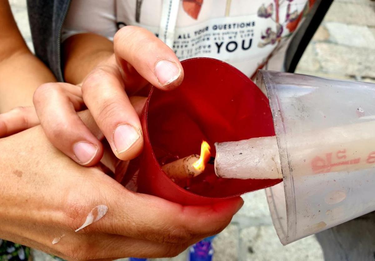 La pandemia no frena la pasión por el Cristo. A pesar de que la Covid-19 ha impedido, por primera vez en la historia, la celebración de la multitudinaria procesión, centenares de fieles recorren desde ayer las calles de la ciudad y el Casco Vello para rendirle homenaje.