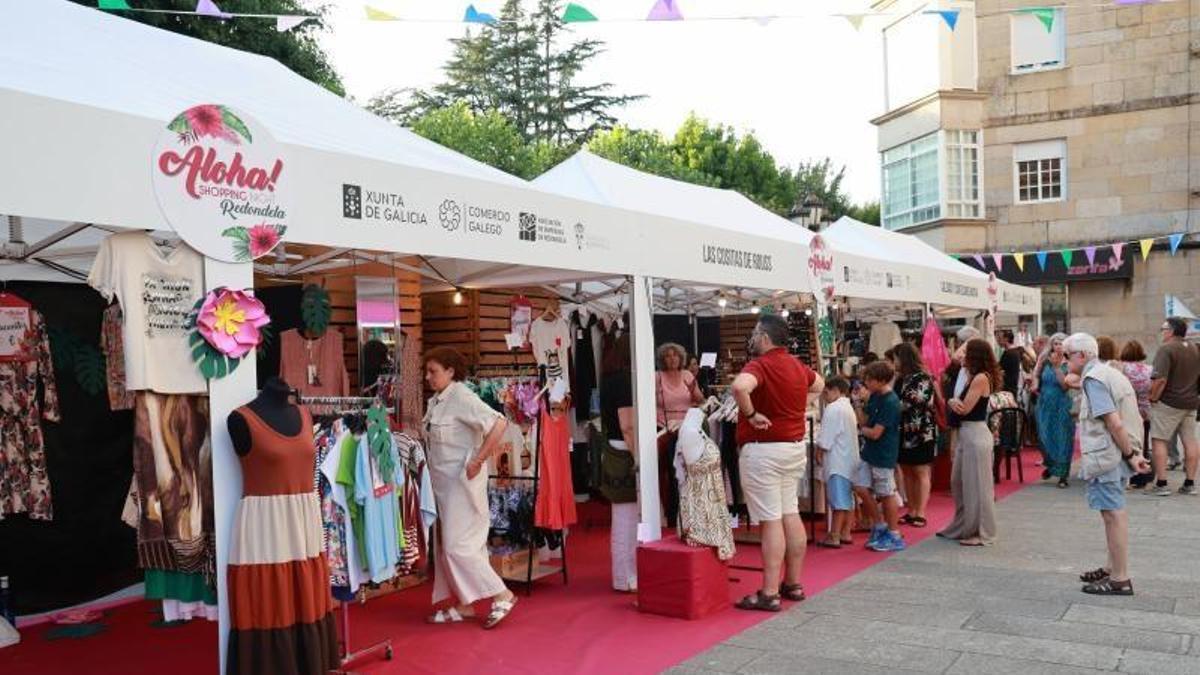 Algunos puestos de las tiendas participantes en el Shopping Night de Redondela.