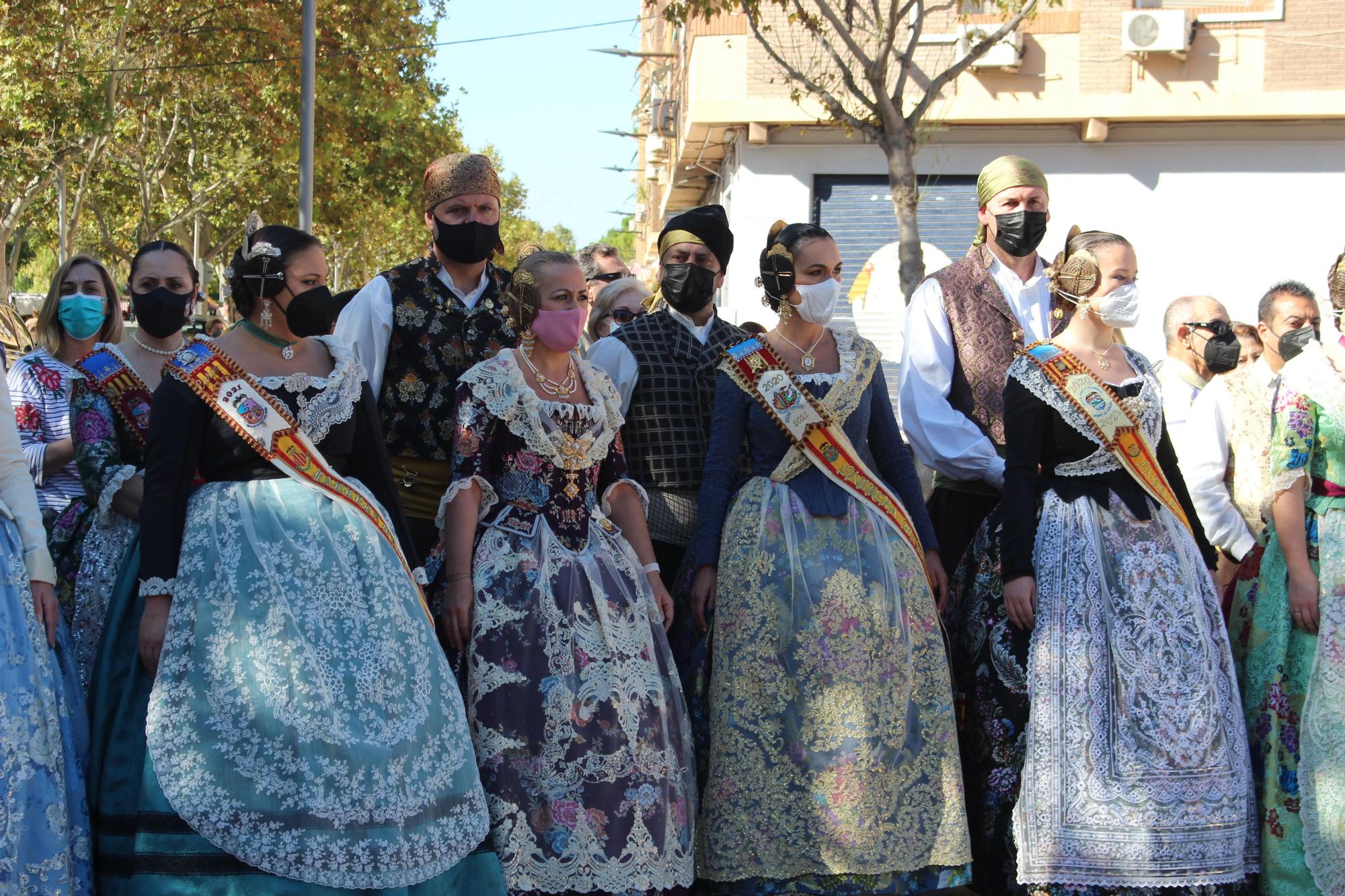 Carmen, Nerea y las cortes acompañan a las fallas de Quart y Xirivella en la procesión de la Senyera