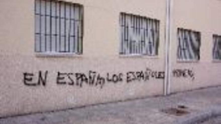 Pintadas xenófobas en la calle La ermita
