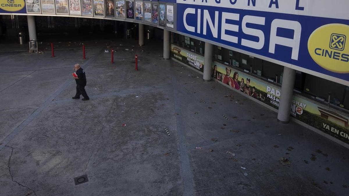 Barcelona 19 11 2020 La Generalitat ha presentado hoy el plan de desescalada para evitar la propagacion del virus coronavirus Covid-19 En la foto cines cinesa diagonal cerrados  FOTO de FERRAN NADEU