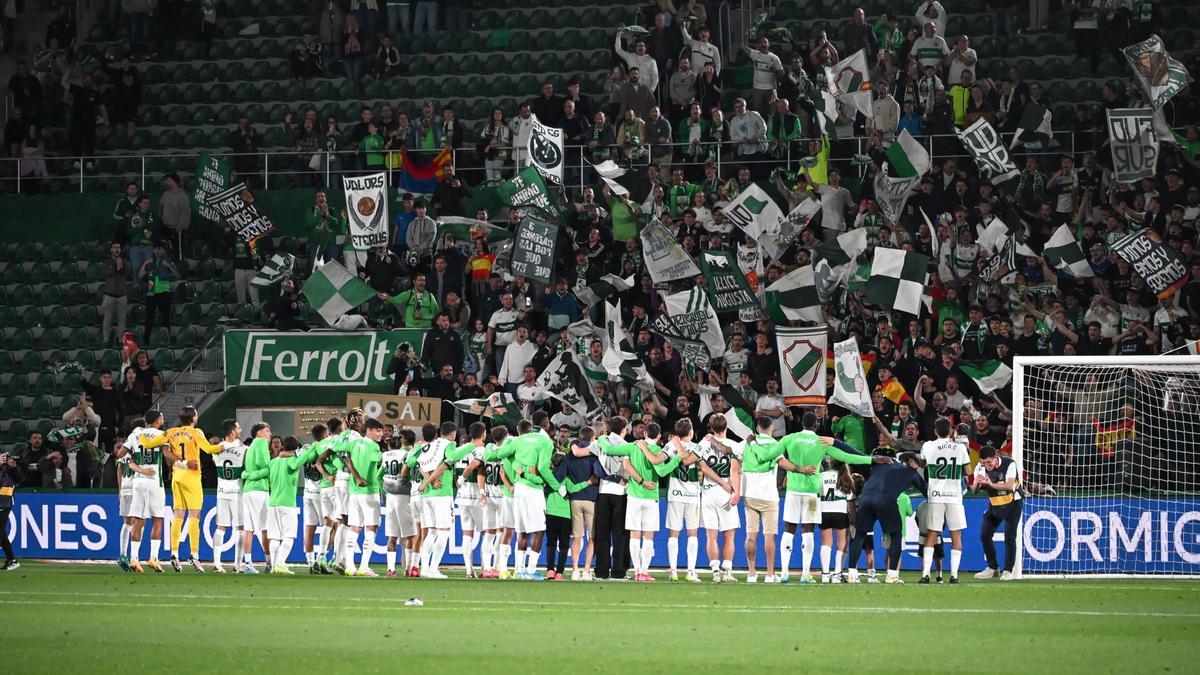 Los futbolistas del Elche celebran junto a la afición ubicada en la Grada Fondo Sur 1923 la victoria frente al Racing de Ferrol.