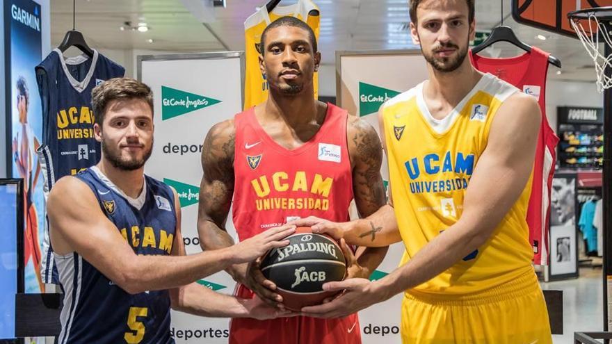 Alberto Martín, Ovie Soko y Marcos Delía, ayer con las nuevas camisetas.