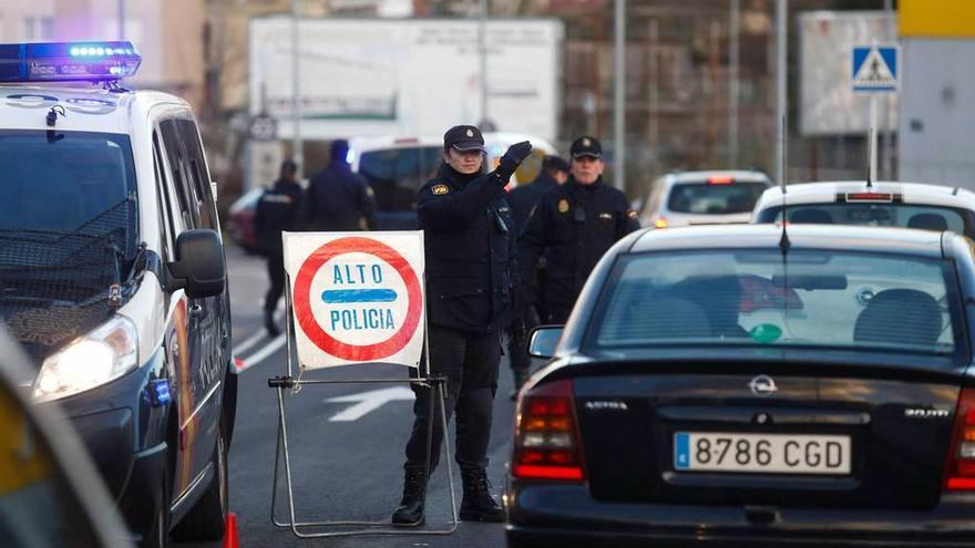 Un grupo de agentes de la Policía Nacional, durante un control a la altura del Alfaraz hace unos días.