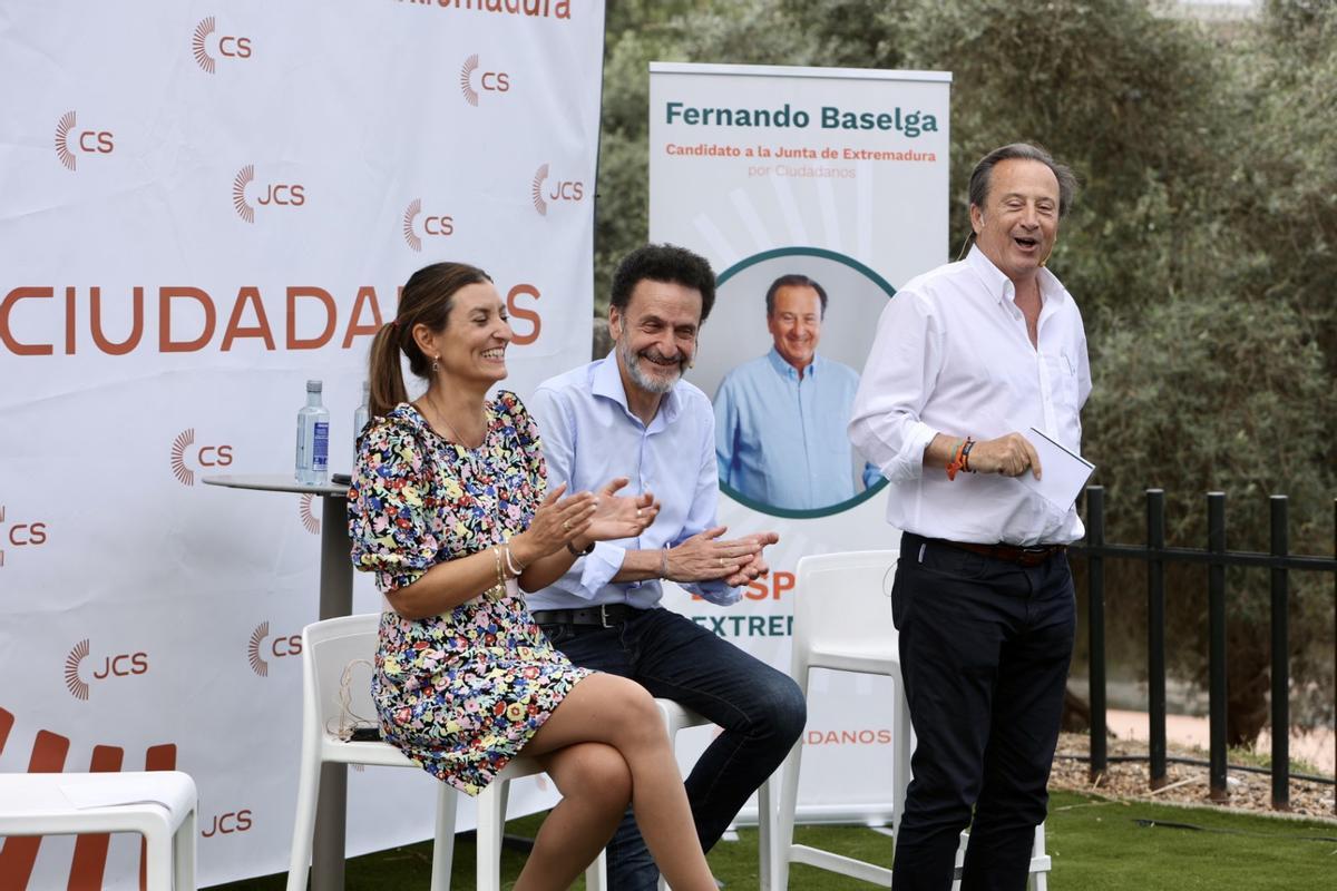 El candidato de Ciudadanos, Fernando Baselga, celebra el último acto de campaña en Mérida