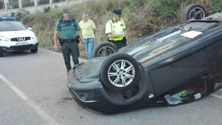 El vehículo quedó volcado sobre el techo. // FdV