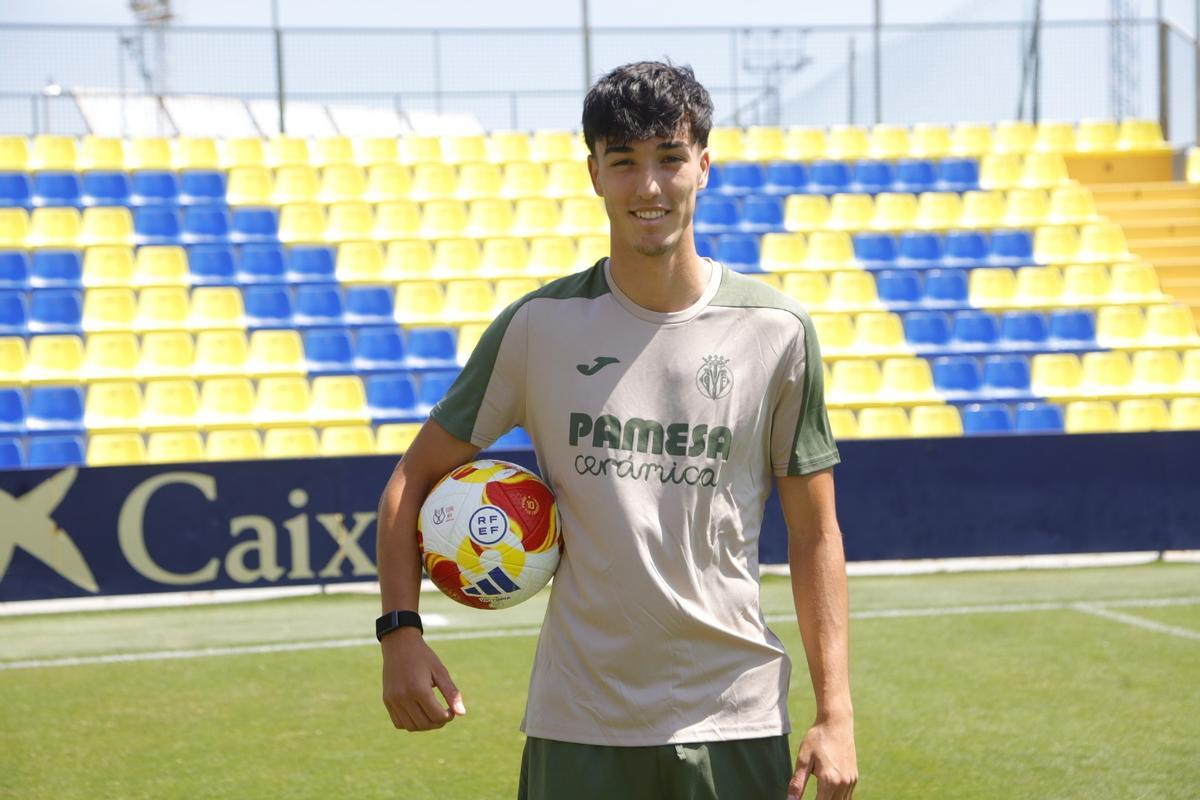 Carlos Maciá, mediocentro del Villarreal B que ya ha debutado con 17 años en Primera División con el primer equipo del Submarino.