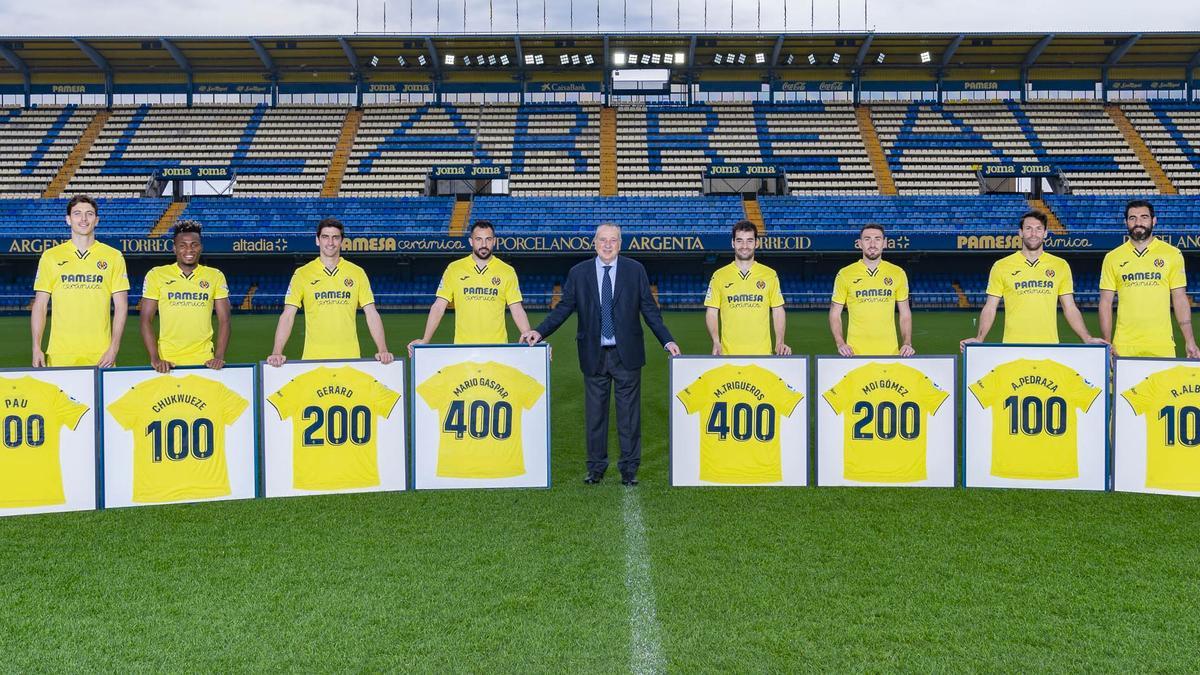 El presidente del Villarreal, Fernando Roig, junto a los ocho jugadores centenarios homenajeados.