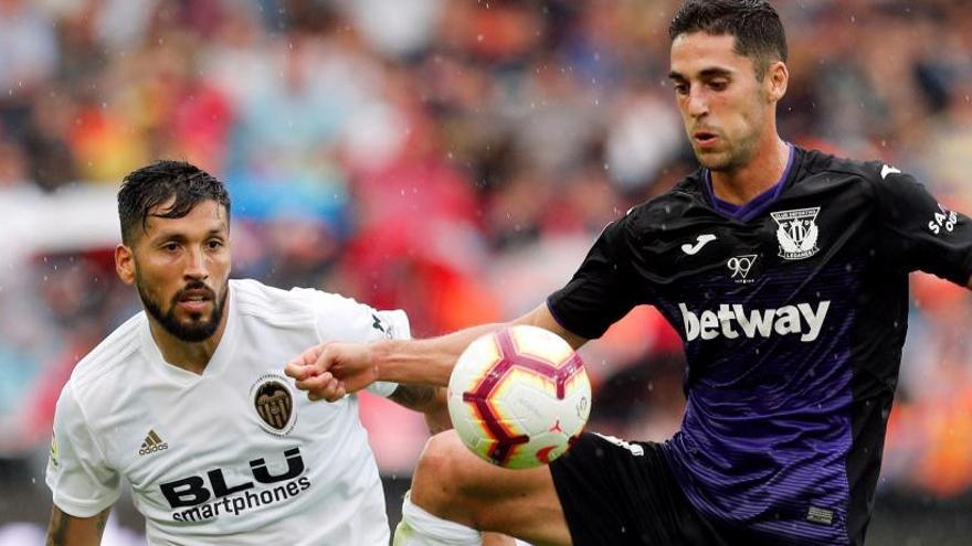 El defensa Ezequiel Garay (i), disputa el balón con Sabin Merino.