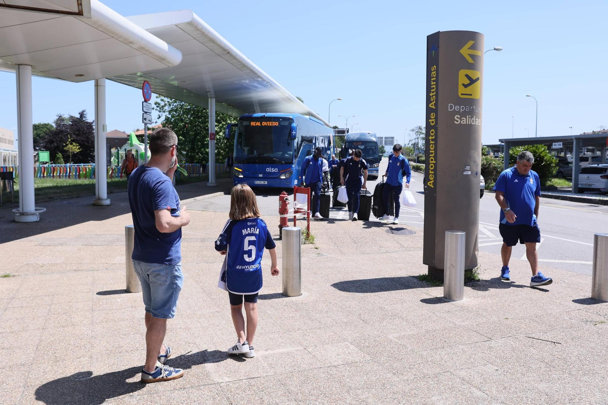 En imágenes: así fue la despedida de la afición azul al Real Oviedo en el Aeropuerto de Asturias