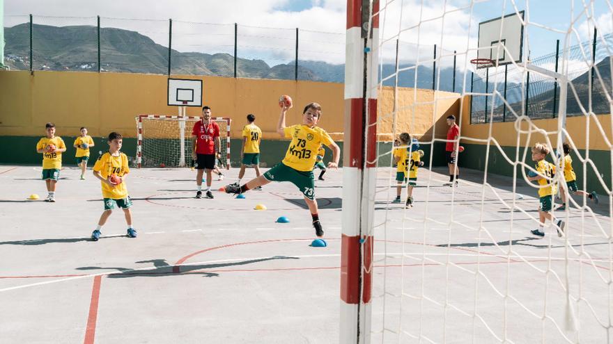 Las instituciones conocen de primera mano el proyecto del Balonmano Gáldar