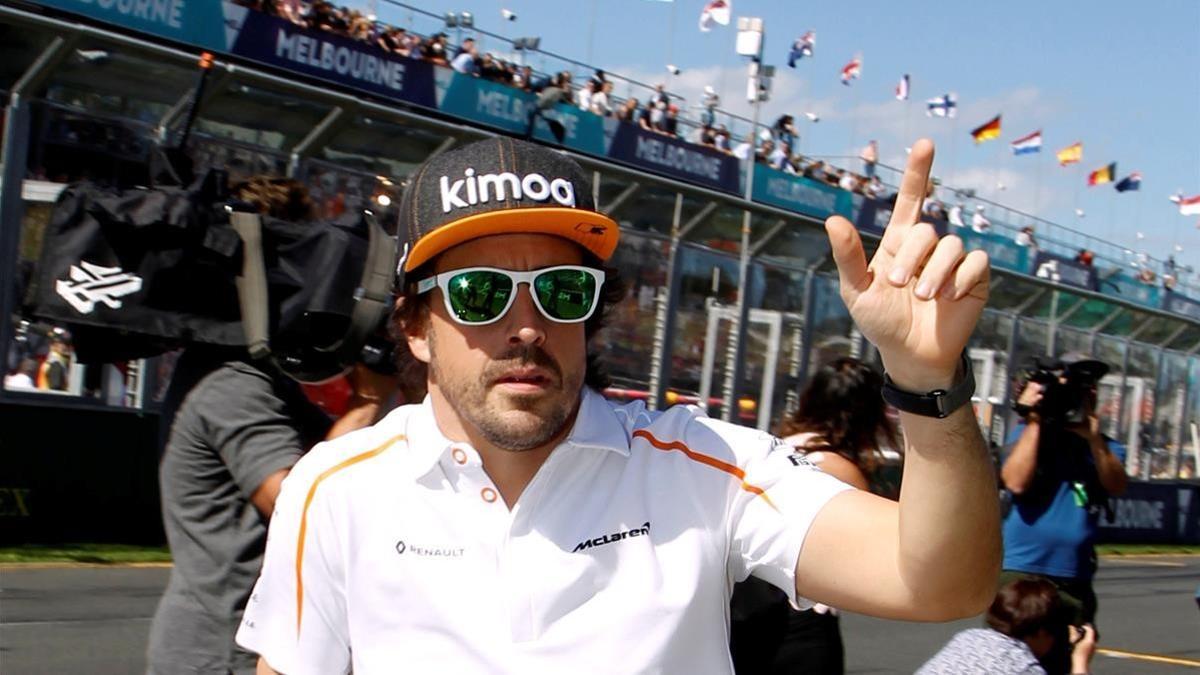 Fernando Alonso saluda a los aficionados en Melbourne antes del GP de Australia.