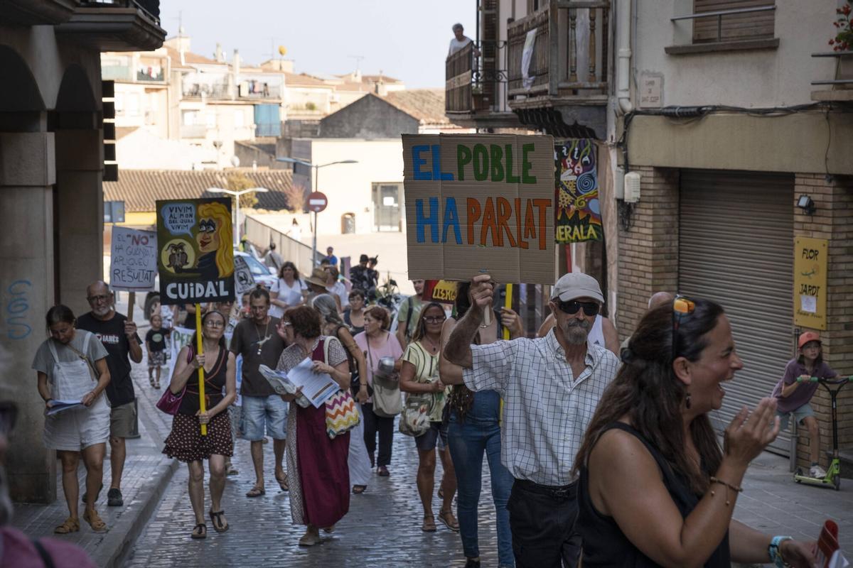 Imatges de la protesta en contra del projecte d'ampliació del polígon del Prat, el dia que s'ha suspès el ple municipal per un ciberatac