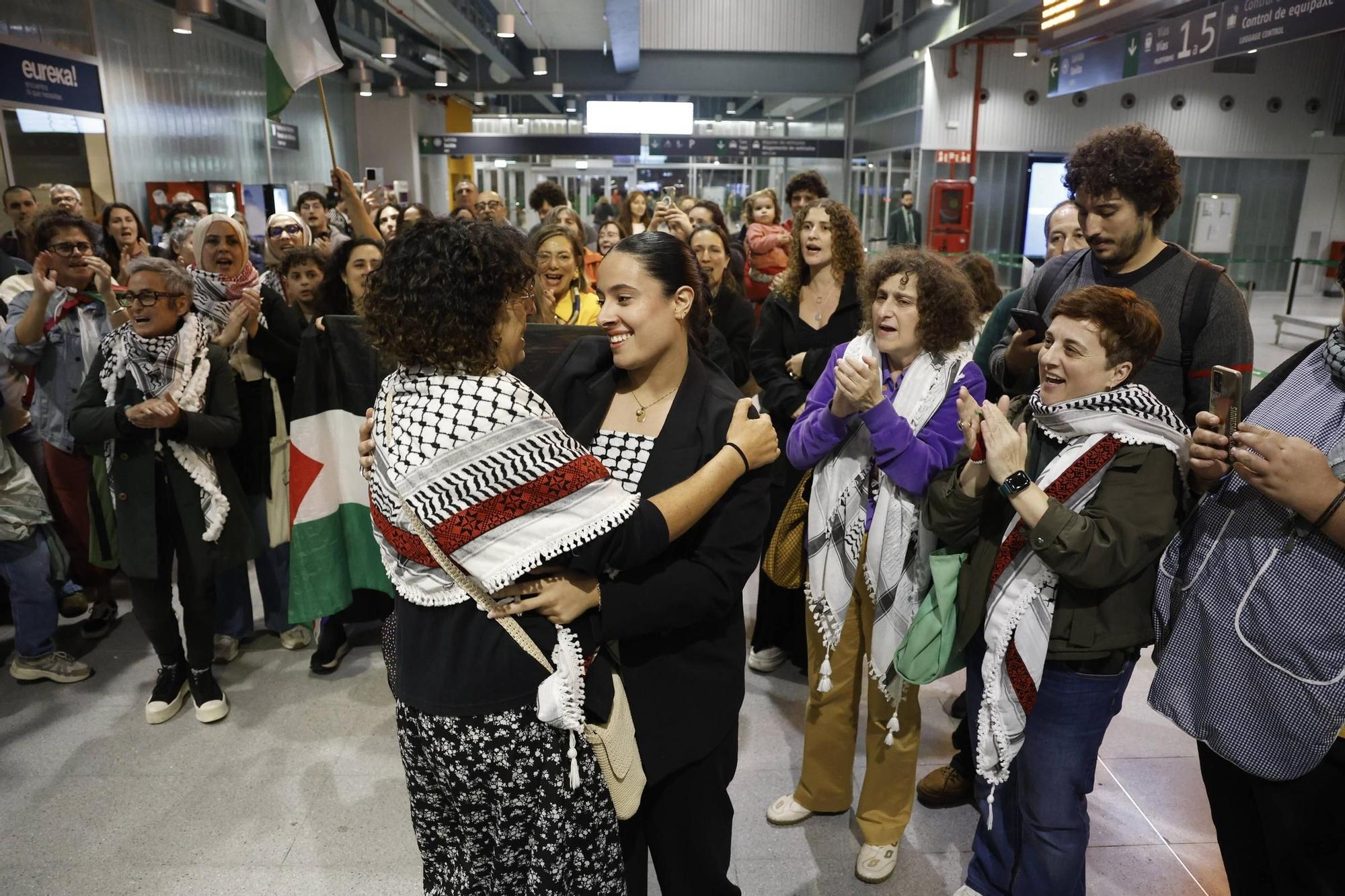 Llegada a Santiago de la activista gallega Sandra Garrido