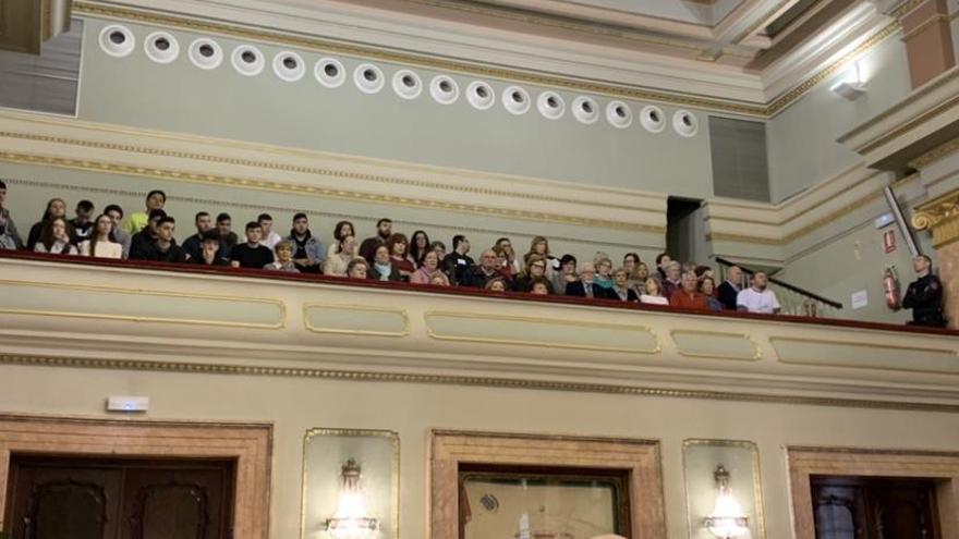 Padres y abuelo de Algezares siguen el Pleno desde las pajareras