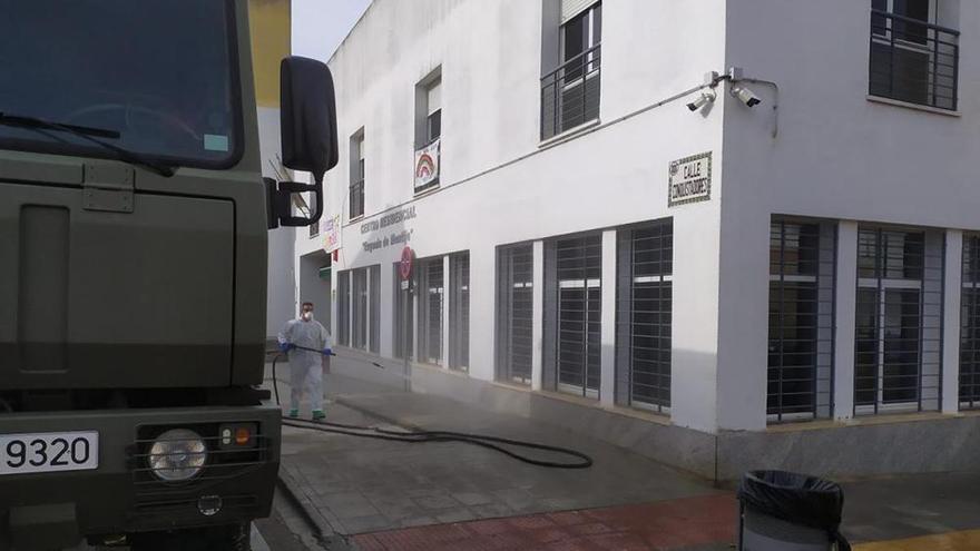 Los militares desinfectan las residencias Comser y Fundación San Juan de Dios de Almendralejo