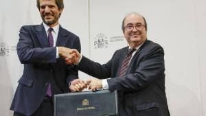 Miquel Iceta entrega la cartera de ministro de Cultura a Ernest Urtasun